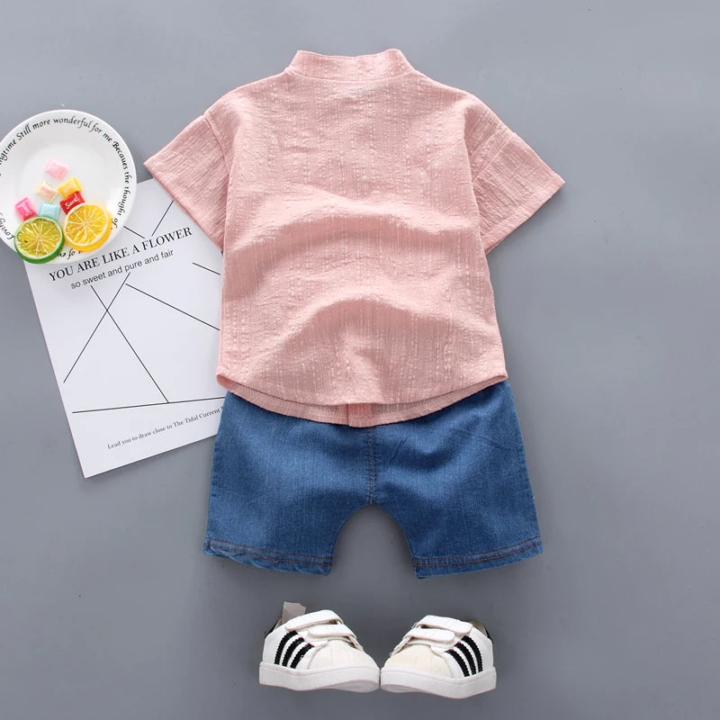 Conjunto Infantil “Aventuras de Verão” – Camiseta Estampada + Shorts Jeans