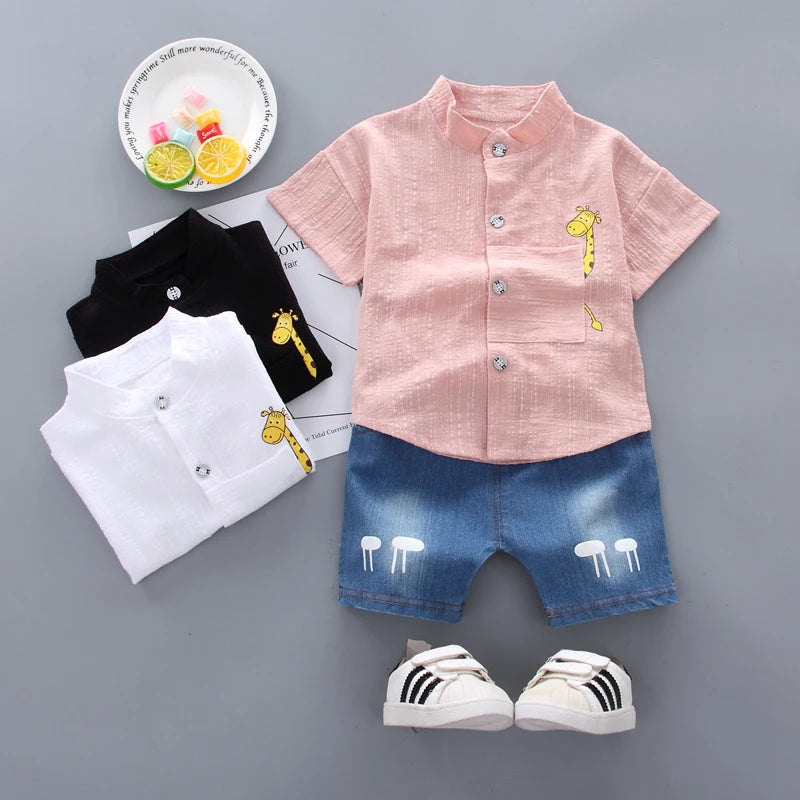Conjunto Infantil “Aventuras de Verão” – Camiseta Estampada + Shorts Jeans