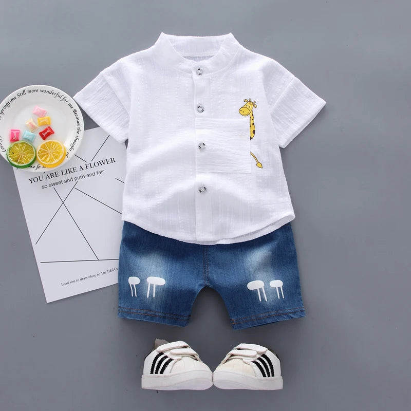 Conjunto Infantil “Aventuras de Verão” – Camiseta Estampada + Shorts Jeans