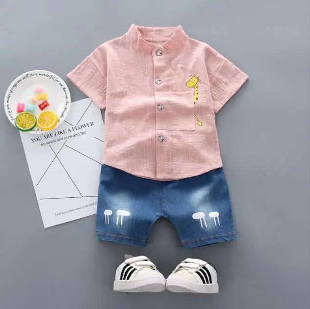 Conjunto Infantil “Aventuras de Verão” – Camiseta Estampada + Shorts Jeans