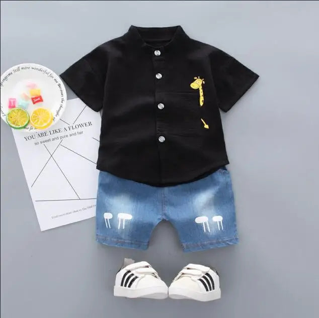 Conjunto Infantil “Aventuras de Verão” – Camiseta Estampada + Shorts Jeans