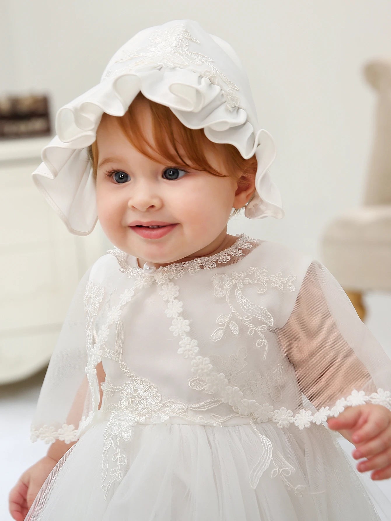 Conjunto Vestido de Princesa para Bebê – Capa com Capuz sem Manga em Cetim Macio com Bordado Floral em Renda