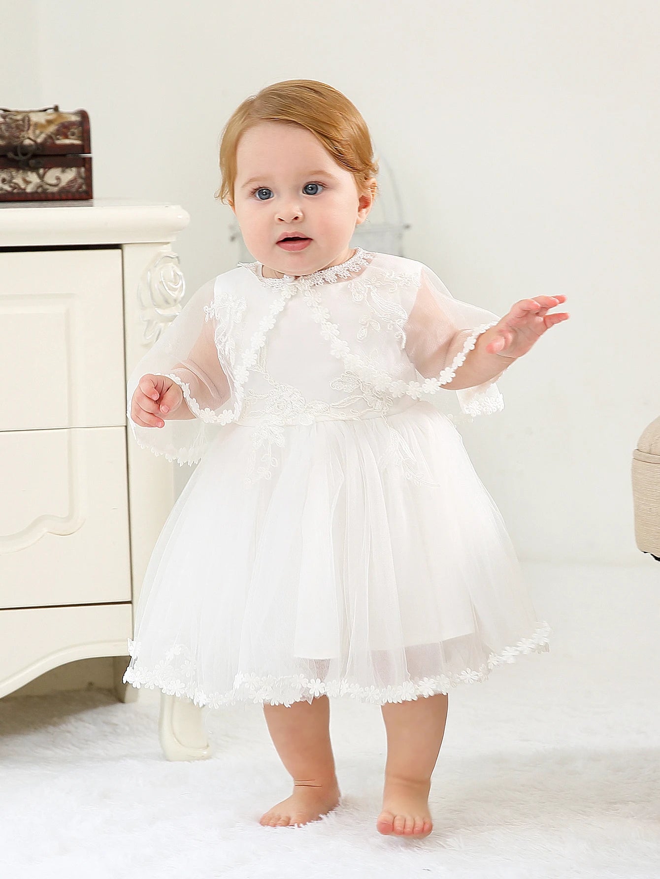 Conjunto Vestido de Princesa para Bebê – Capa com Capuz sem Manga em Cetim Macio com Bordado Floral em Renda