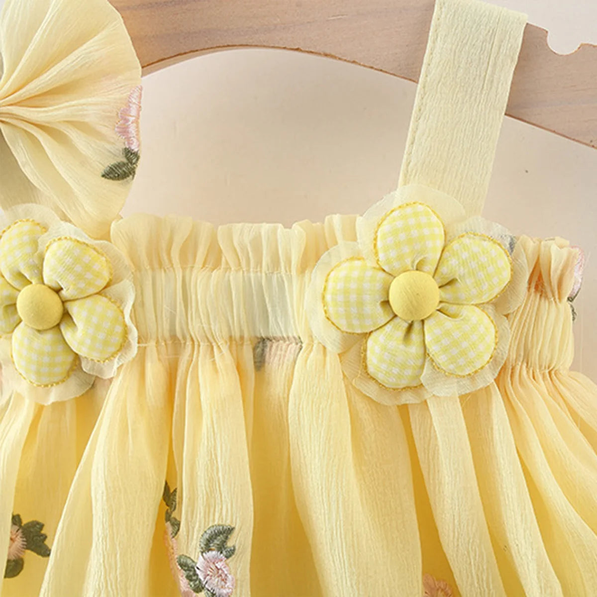 Vestido Bella – Vestido Regata com Laço Bordado em Tule