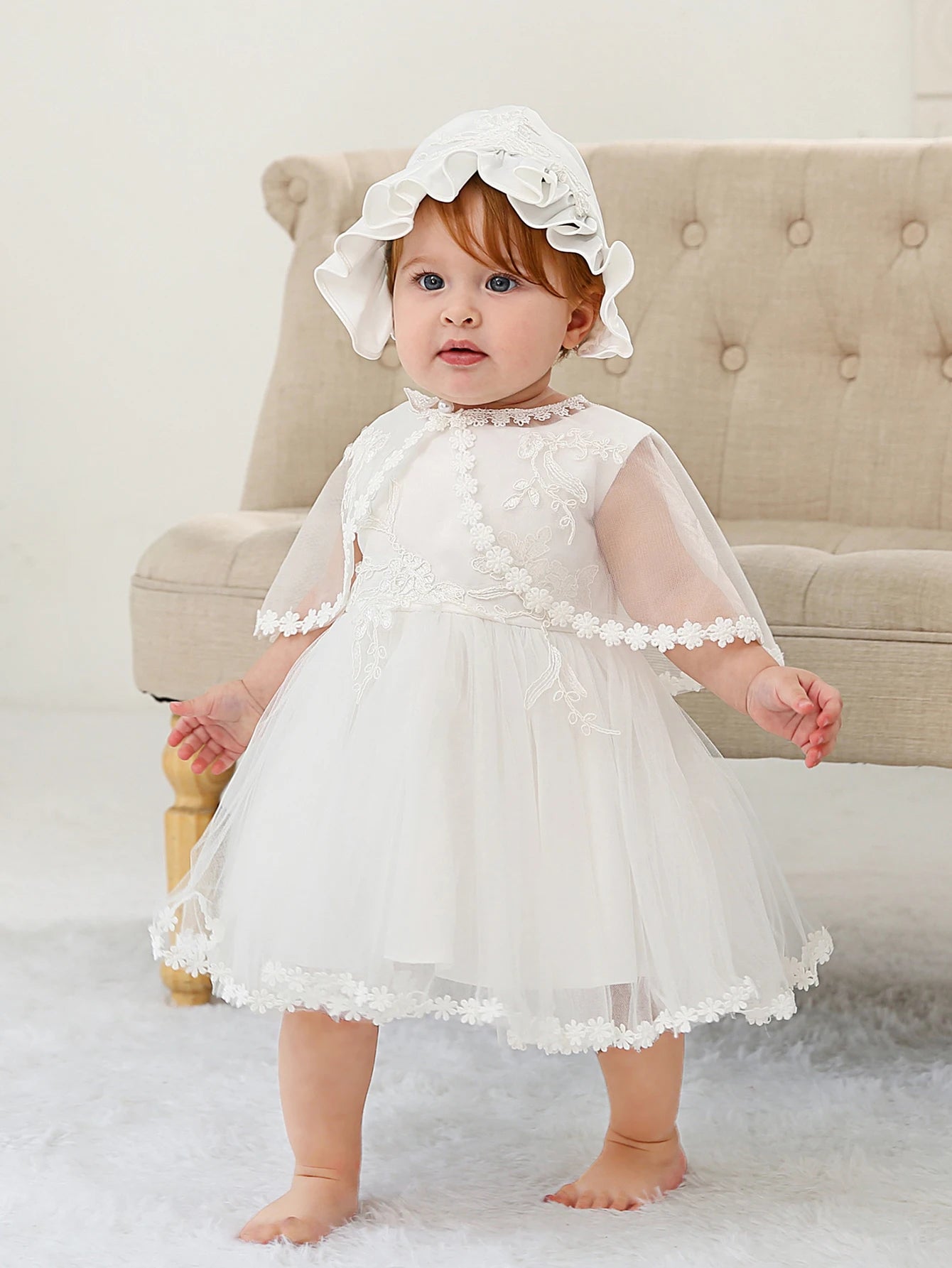 Conjunto Vestido de Princesa para Bebê – Capa com Capuz sem Manga em Cetim Macio com Bordado Floral em Renda