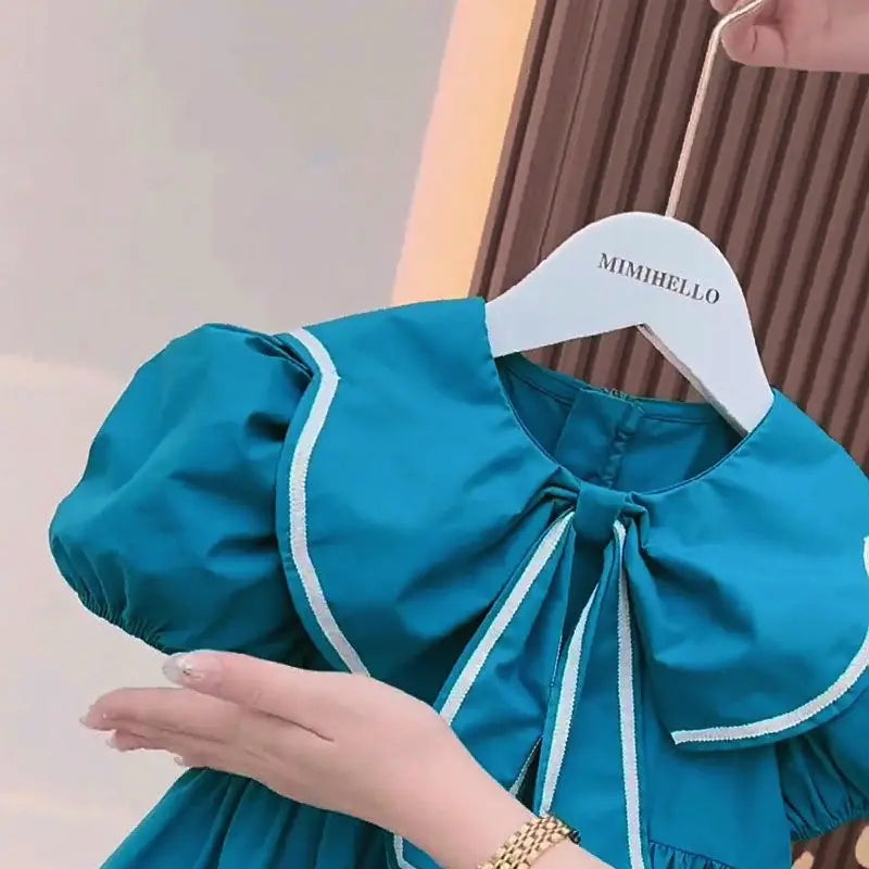 Vestido Infantil “Princesa Azul” – Mangas Bufantes e Laço Floral