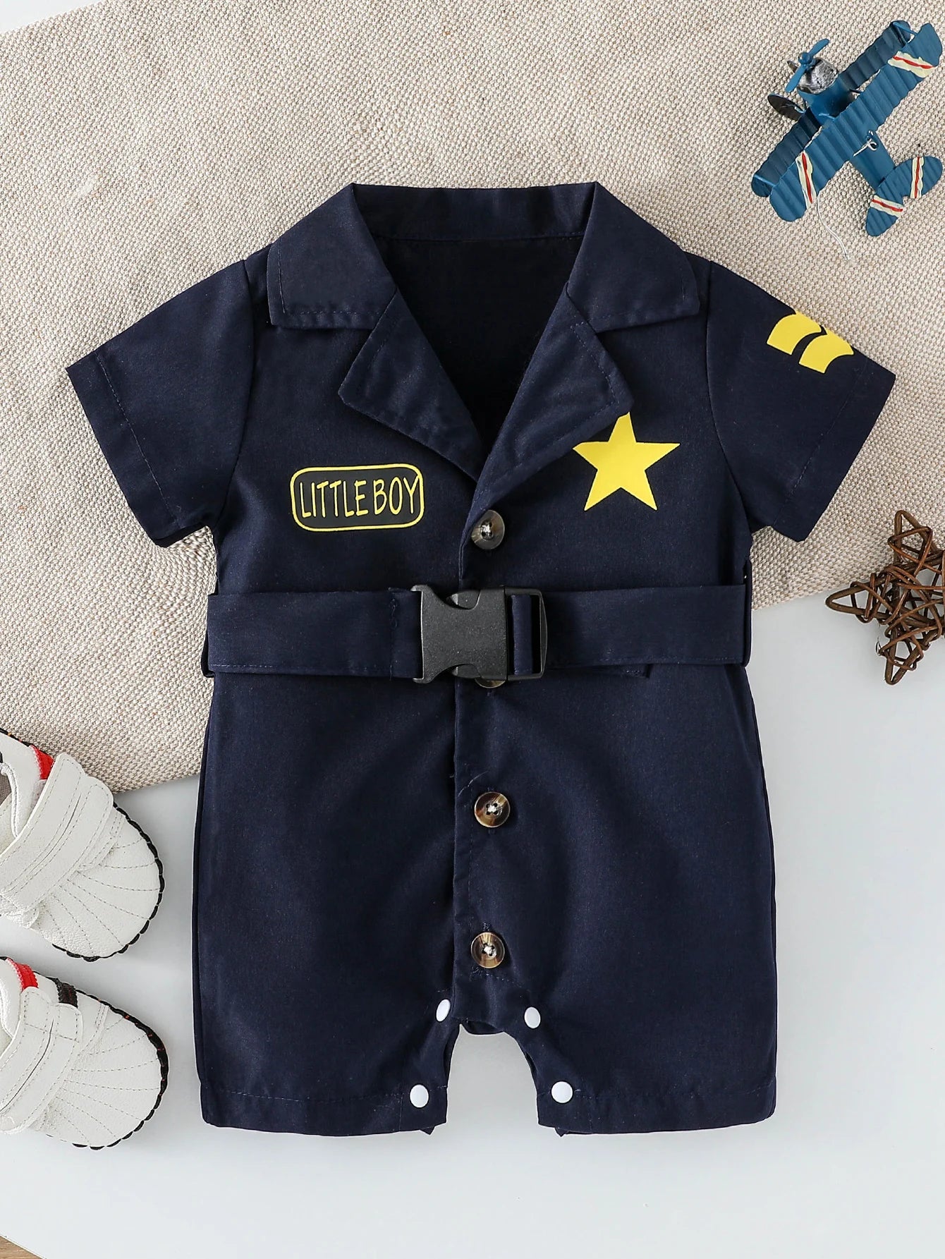 Macacão Infantil “Mini Casual” – Gola Lapela e Estampa de Letras