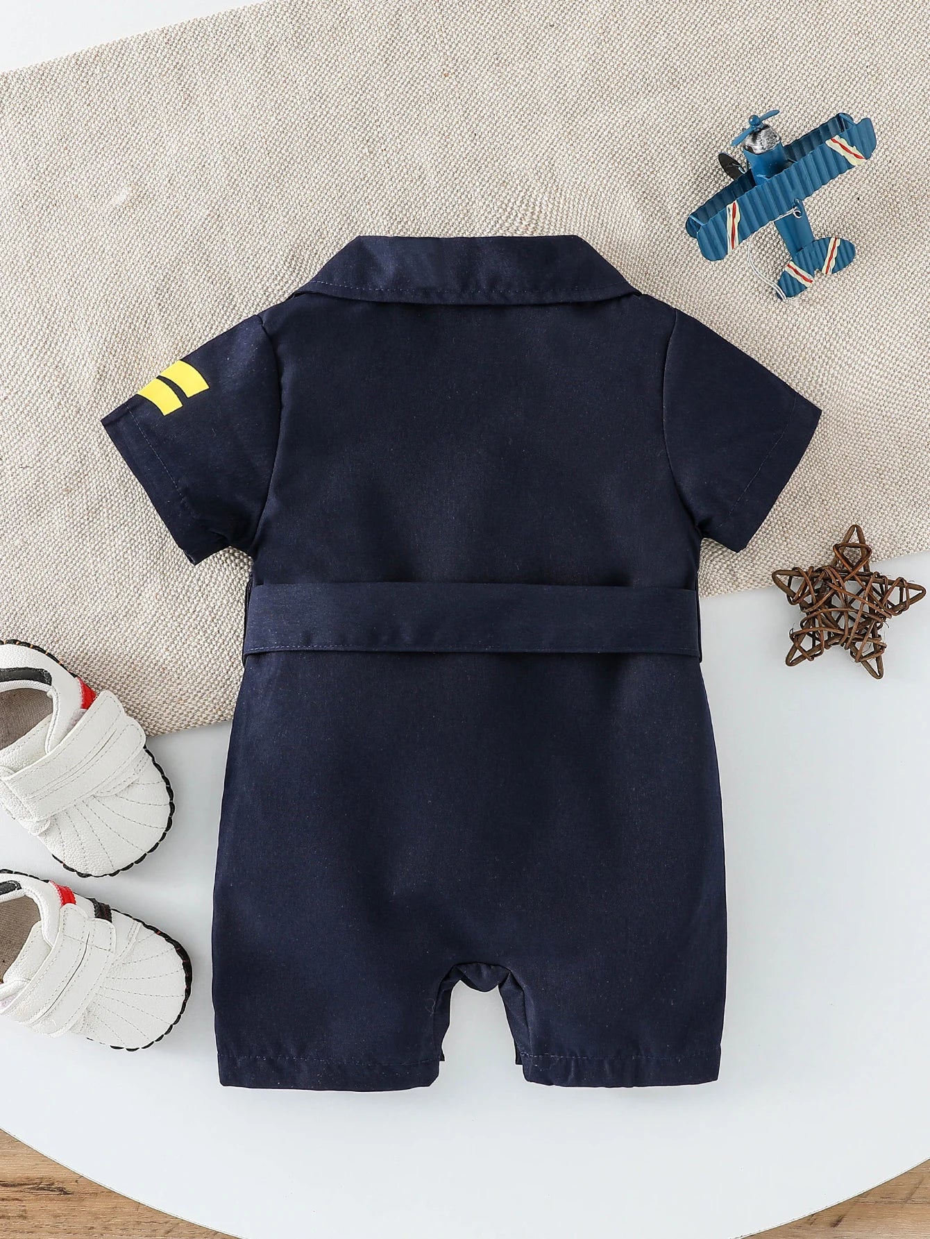 Macacão Infantil “Mini Casual” – Gola Lapela e Estampa de Letras