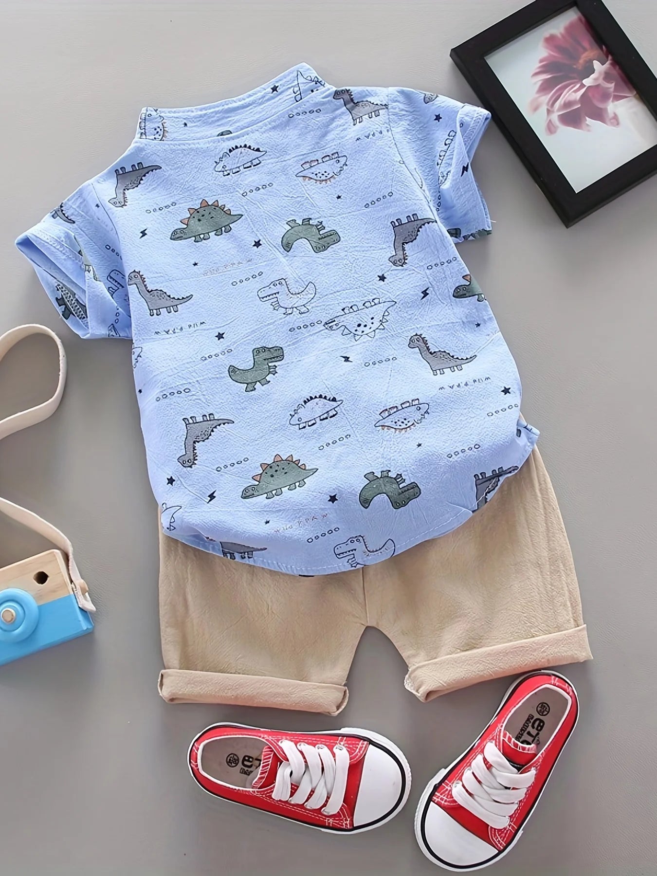 Conjunto Dino – Camisa de Gola Alta e Shorts com Estampa de Dinossauro