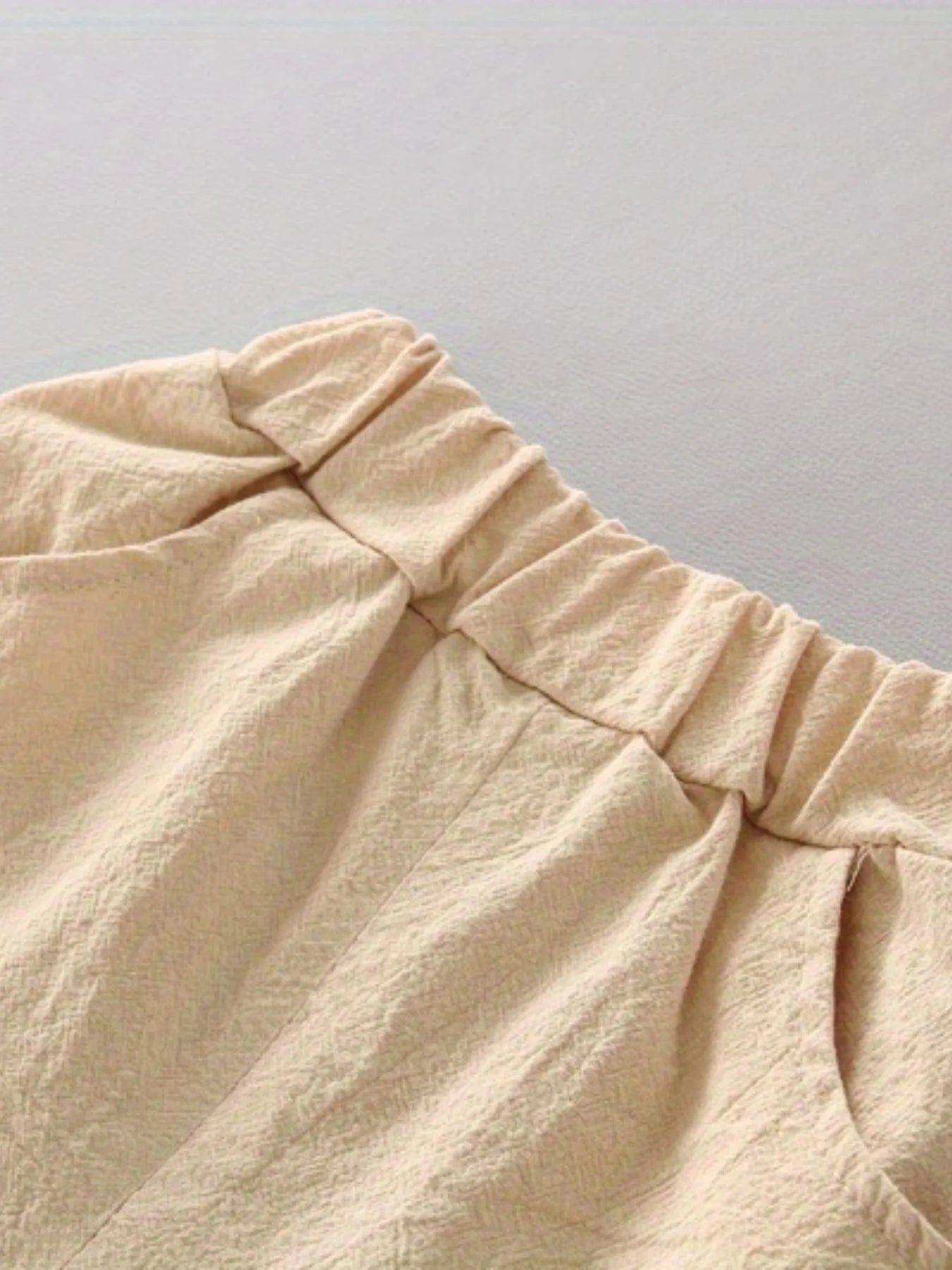 Conjunto Dino – Camisa de Gola Alta e Shorts com Estampa de Dinossauro