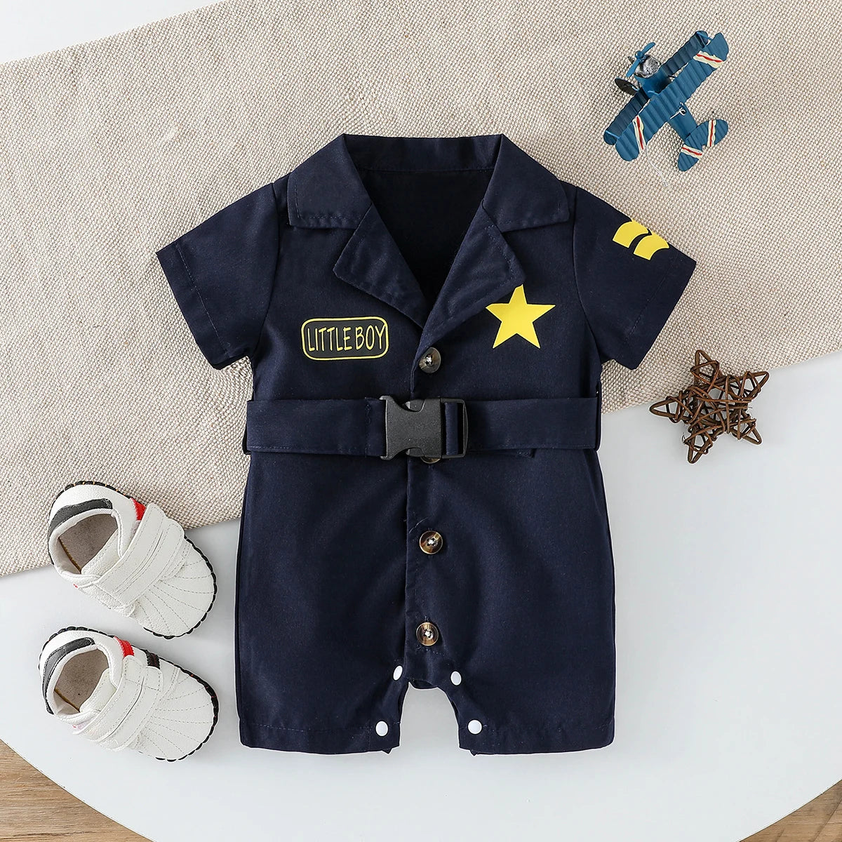 Macacão Infantil “Mini Casual” – Gola Lapela e Estampa de Letras