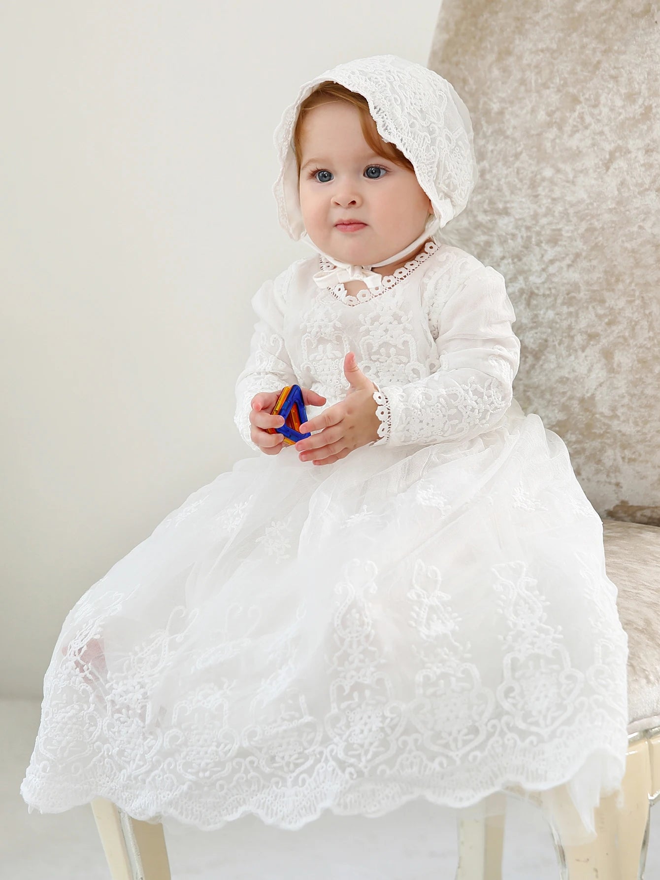 Vestido de Batizado para Bebê Menina – Elegante Traje de Renda com Touca Combinando