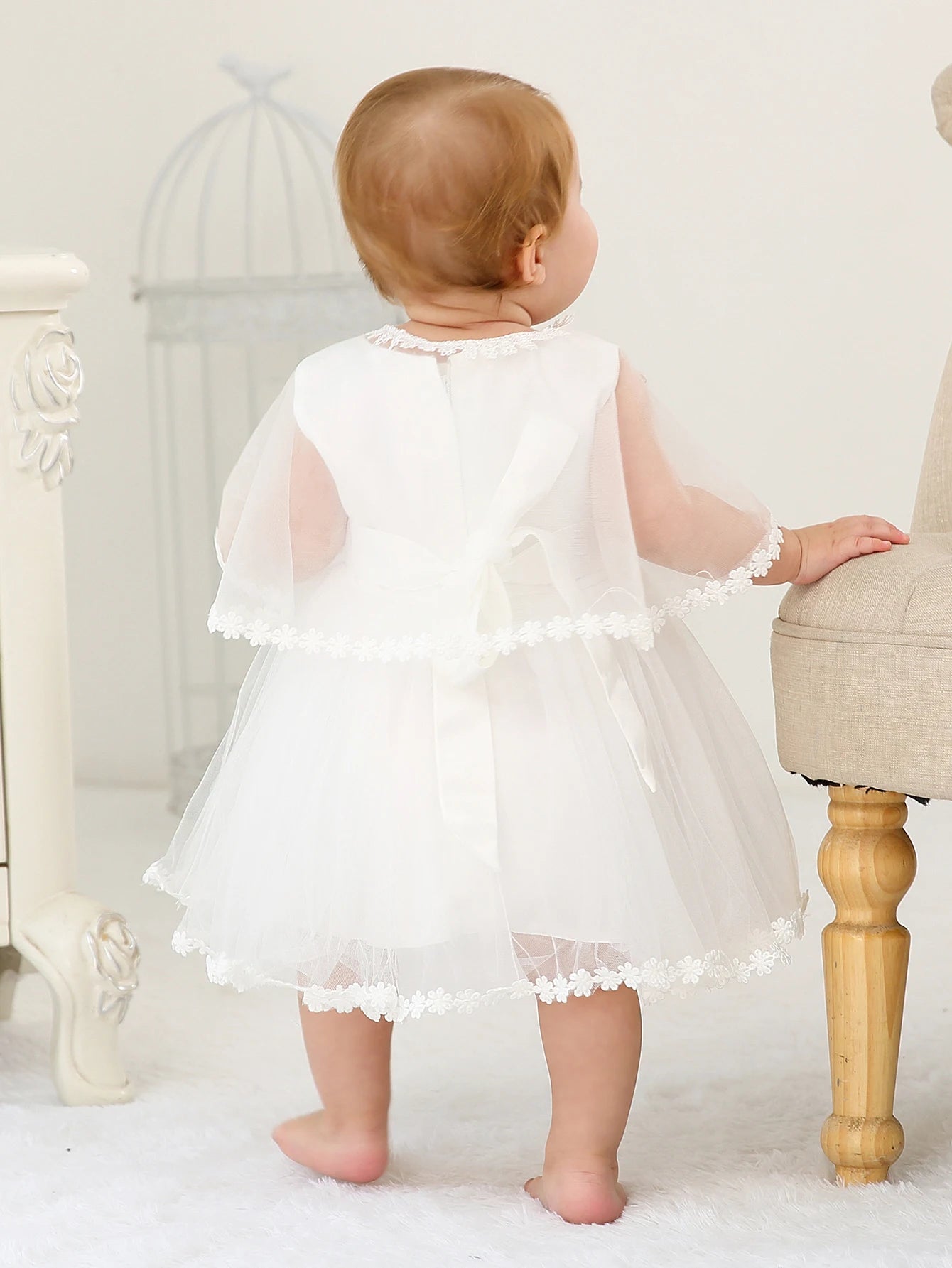 Conjunto Vestido de Princesa para Bebê – Capa com Capuz sem Manga em Cetim Macio com Bordado Floral em Renda