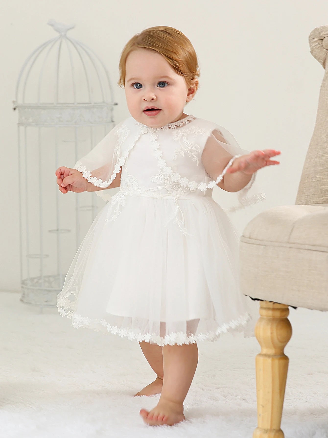 Conjunto Vestido de Princesa para Bebê – Capa com Capuz sem Manga em Cetim Macio com Bordado Floral em Renda