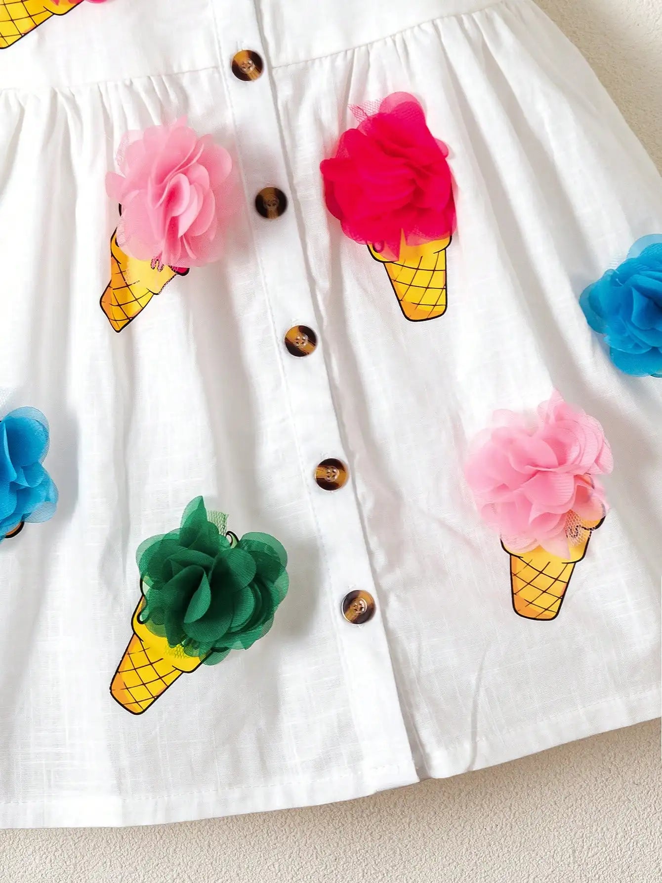Vestido Infantil “Delícia Gelada” – Estampa de Sorvete com Flores 3D