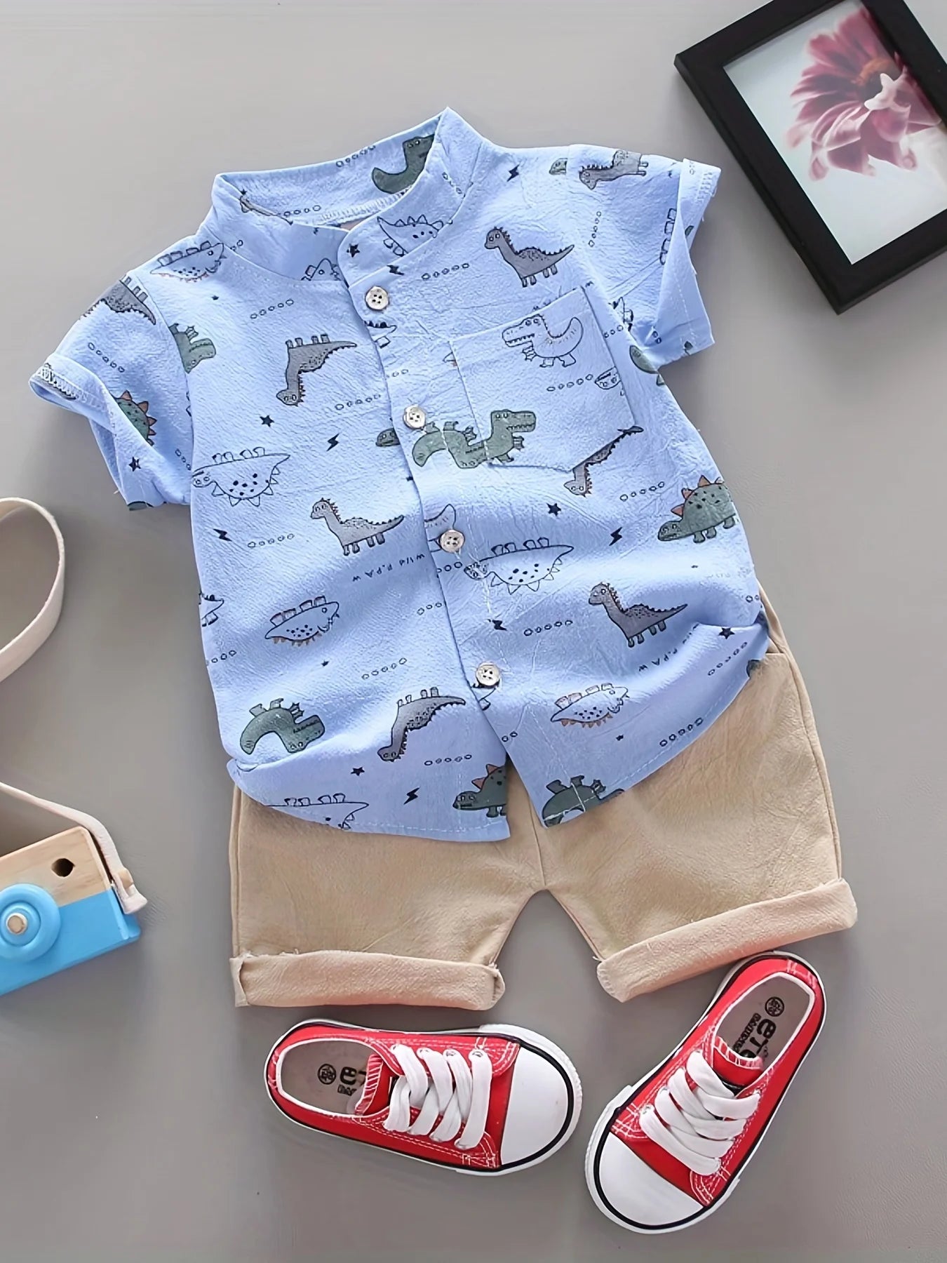 Conjunto Dino – Camisa de Gola Alta e Shorts com Estampa de Dinossauro