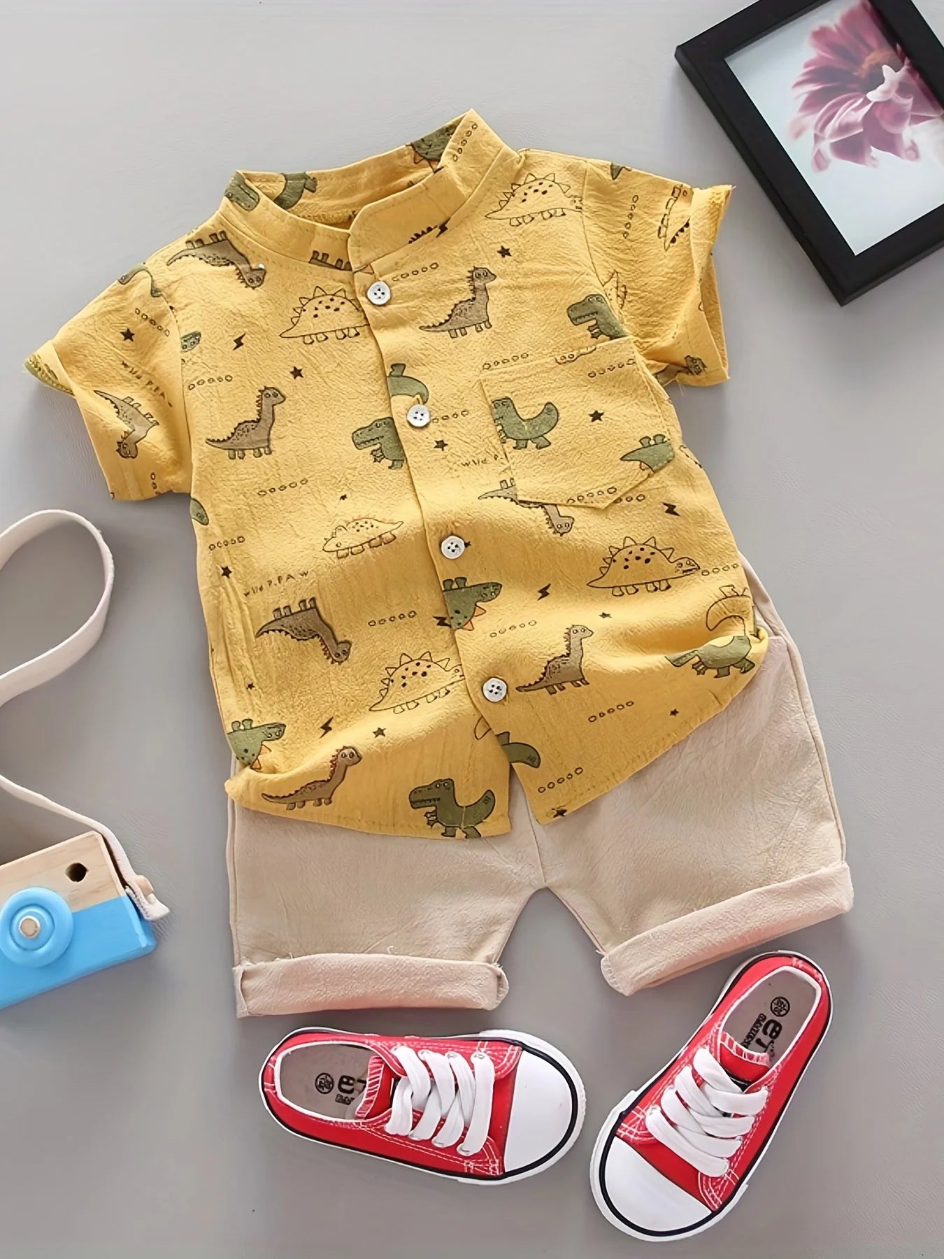 Conjunto Dino – Camisa de Gola Alta e Shorts com Estampa de Dinossauro