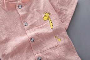 Conjunto Infantil “Aventuras de Verão” – Camiseta Estampada + Shorts Jeans