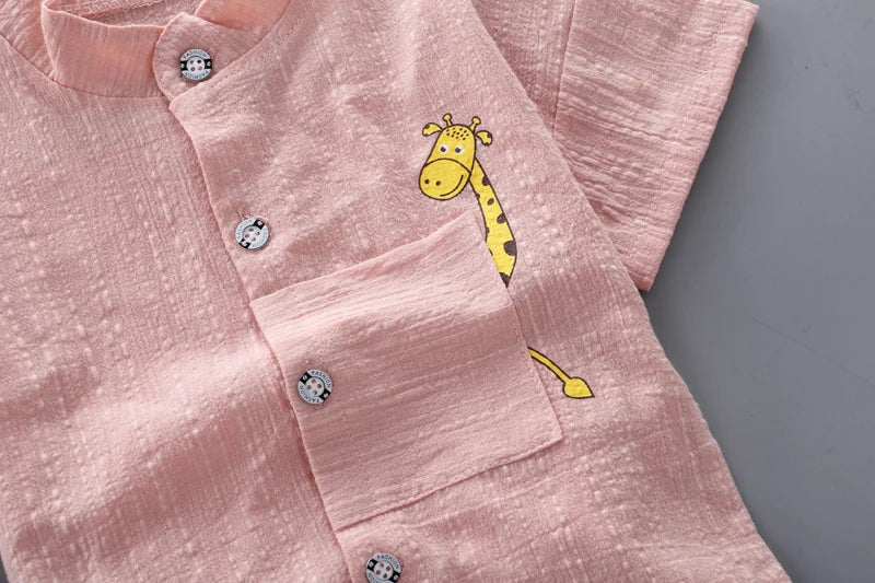 Conjunto Infantil “Aventuras de Verão” – Camiseta Estampada + Shorts Jeans