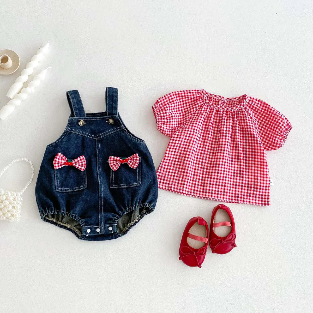 Conjunto Infantil com Suspensório Jeans e Jaqueta Xadrez