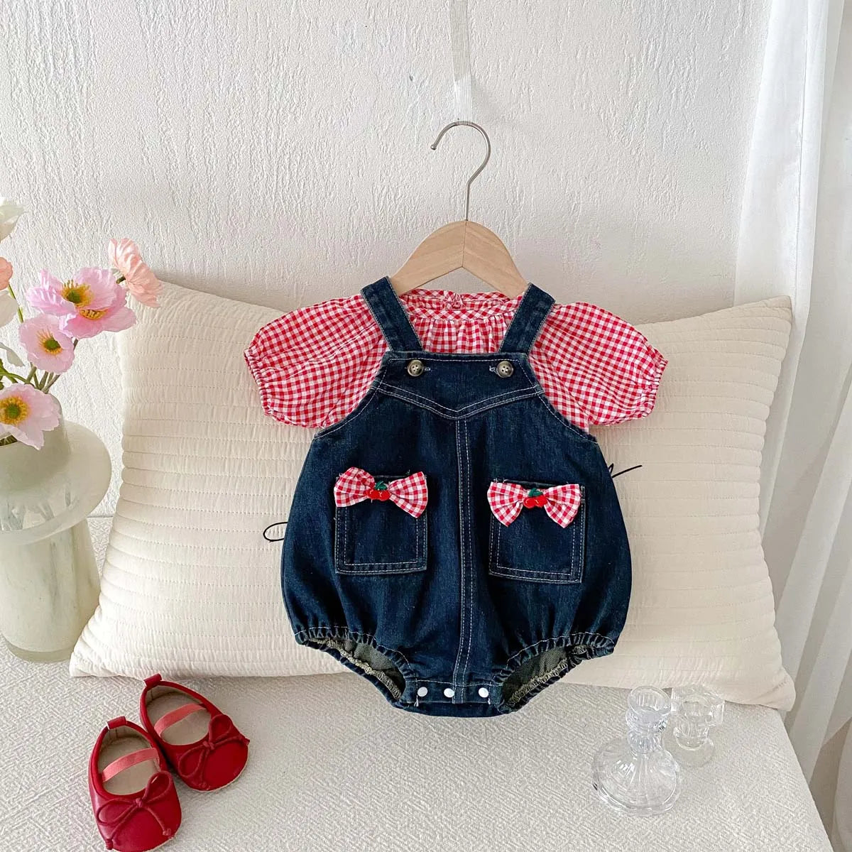 Conjunto Infantil com Suspensório Jeans e Jaqueta Xadrez