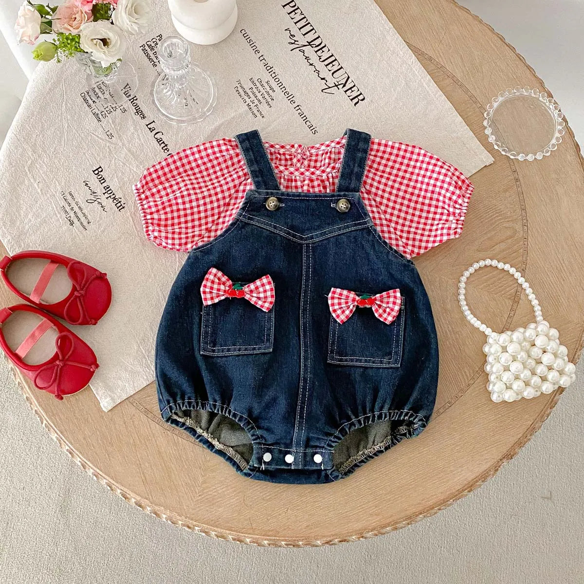 Conjunto Infantil com Suspensório Jeans e Jaqueta Xadrez