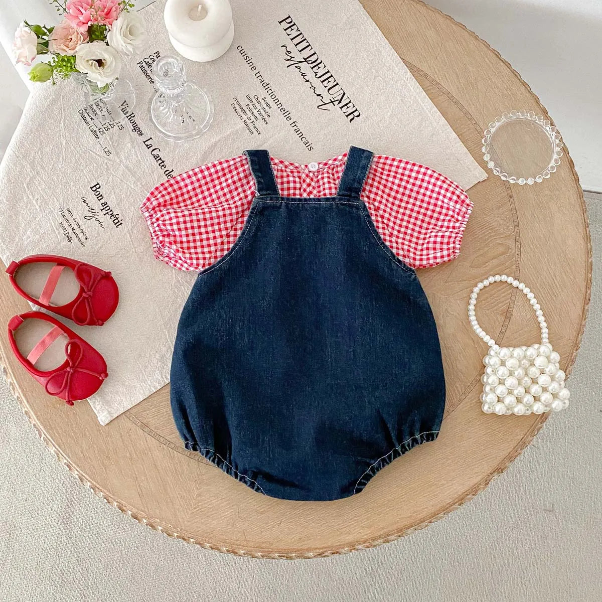 Conjunto Infantil com Suspensório Jeans e Jaqueta Xadrez