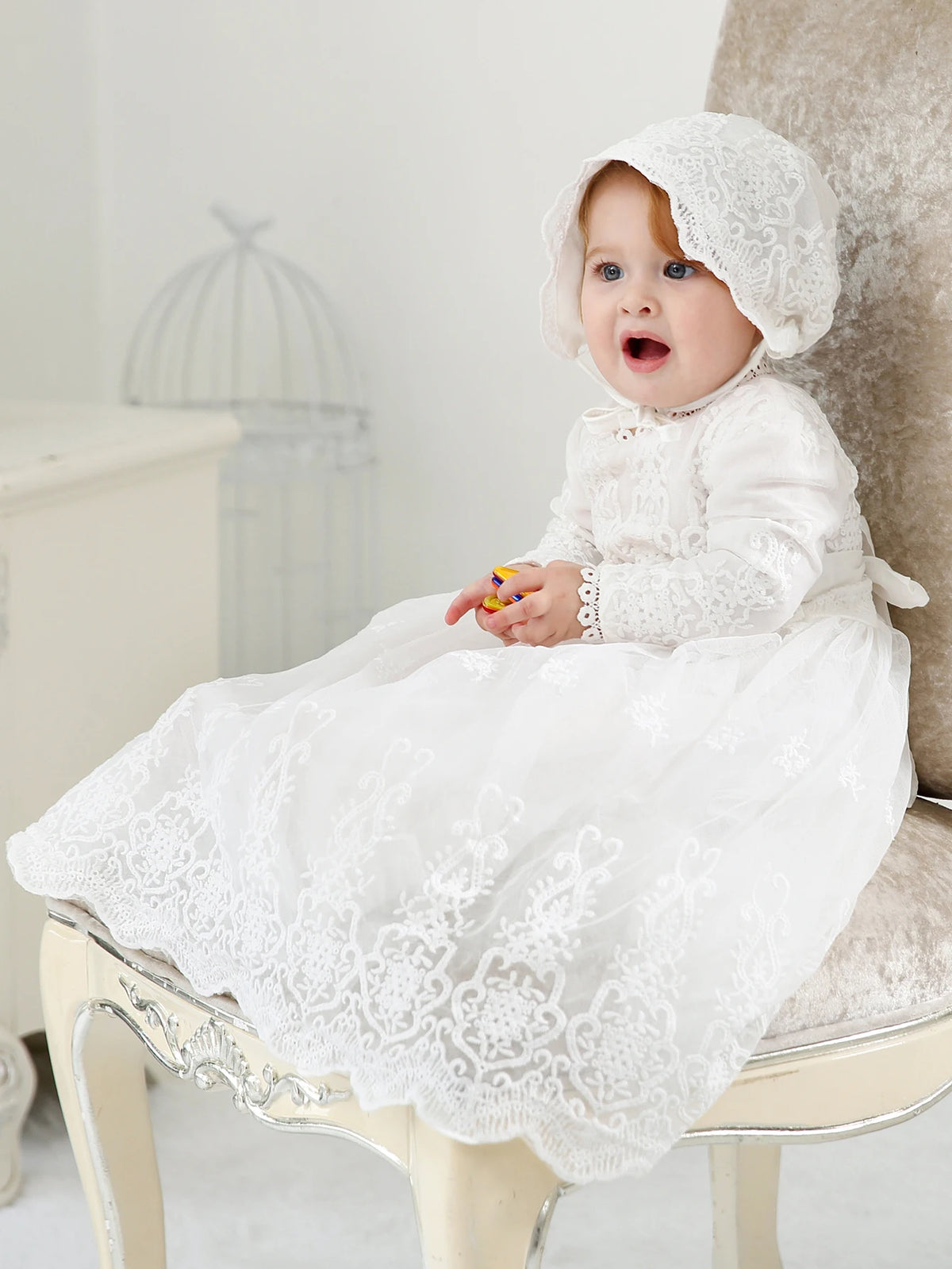 Vestido de Batizado para Bebê Menina – Elegante Traje de Renda com Touca Combinando