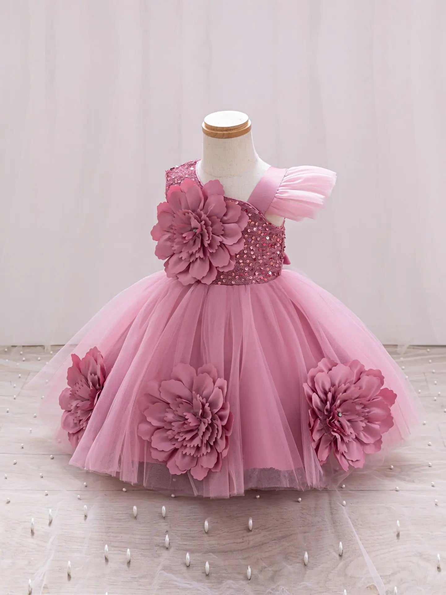 Vestido de Princesa  – Modelo Sem Manga com Borboletas 3D em Tule para Casamentos e Festas