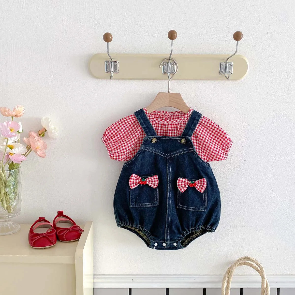 Conjunto Infantil com Suspensório Jeans e Jaqueta Xadrez